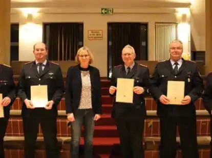 Zur offiziellen Ernennung &uuml;berreichte B&uuml;rgermeisterin Brigitte Fuchs die Ernennungsurkunden an (von links) Jens Cordes, Patrick Menke, Hans-J&uuml;rgen Zech, Uwe Menke und Andreas B&ouml;ning.