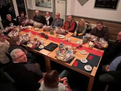 Die Geehrten mit Ingrid Z&ouml;llner (10), Marita Meyer (15), Heike Hahnel (15), J&uuml;rgen P&ouml;pken (10), Corinna Br&uuml;ckmann (15), Frieder Br&uuml;ckmann (10), Hans-Georg M&ouml;ller (10), Renate Jan&szlig;en (Innendienst Disposition), Stephan Harms (10), Timo Cordes (10), Rolf Mannott (Betriebsratsvorsitzender), Christiene Hinrichs (15), Hendrik L&uuml;bsen (Disponent), Marianne Bremer (10), Heike Tetz (10), Waltraud Bokelmann (25), Ralf Br&uuml;ggemann (Leiter Disposition) ist nicht mit auf dem Bild.