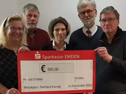 Scheck&uuml;bergabe: Hospiz-Vorsitzende Andrea Risius mit den Werbegemeinschaftsmitgliedern Dieter Peters, Jutta und Gerhard Ludolph sowie Gerhard Teerling.