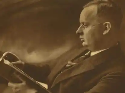 Mit Akte und Zigarre: Stadtrat Hans Scharoun, Leiter der Abteilung Bau- und Wohnungswesen, im November 1945