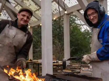 Beim Weihnachtsmarkt in Jeddeloh gab es viel zu sehen: Jan Jacobs zeigte den Besuchern, wie man schmiedet. Unterst&uuml;tzt wurde er dabei von Stephan Ahlers.