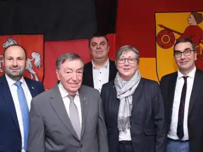 Das Bild zeigt den B&uuml;rgermeister der Patengemeinde Sengwardens, Josef Schrammel (Samtgemeinde Bromberg in &Ouml;sterreich), Heinz Ross (Zeitzeuge aus Sengwarden), Oberb&uuml;rgermeister Carsten Feist, Ortsb&uuml;rgermeisterin Anja Mandt und den friesischen Landrat Sven Ambrosy.