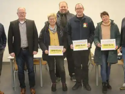 Bei der Gl&uuml;ckspfennig-Spenden&uuml;bergabe (von links): Dirk Schumacher (Personalleiter Airbus), Ralf Hesse (Gl&uuml;ckspfennig-Beauftragter Airbus), Heide Wieting und Ralf Hohn (Jugendhilfe am Meer), Manuel Schomaker (Kinderfeuerwehr Seefeld/Reitland/Schwei), Susann Holzreiter (Kita Regenbogen) und Michael Eilers (Betriebsratsvorsitzender Airbus)