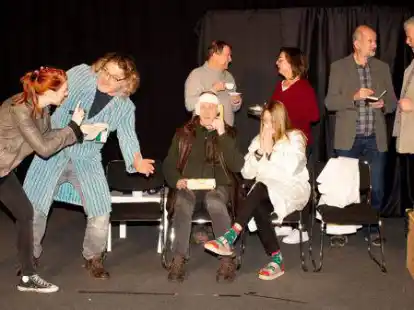 In dem neuen Fatale-St&uuml;ck spielen Laura Thewes, Hans-Gerd Hansing, Olaf de Grave, Frank Meyer, Elke Willhaus, Birgit Gl&uuml;ckselig, Rolf Wilkens und Helge Schellstede (von links) mit.