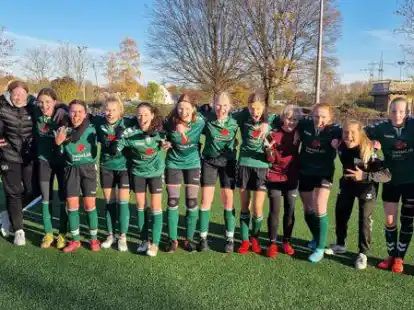 Als eingeschworene Truppe blicken die B-Juniorinnen des TuS B&uuml;ppel nebst Trainerduo zufrieden auf die erste Saisonh&auml;lfte zur&uuml;ck.