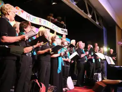 Der gemischte Chor Absiliat bei einem Konzert im G&uuml;terschuppen des Theaters Fatale