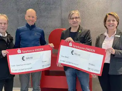 Das ist ein sch&ouml;nes &bdquo;Weihnachtsgeschenk&ldquo; f&uuml;r die beiden Vereine: Meenke Sandersfeld (Seemannsheim), Manfred Frerichs (Delftlauf-Orga-Team), Rainer Hempel (Das Boot) und Insa Bruns-Breninck (Sparkasse Emden).