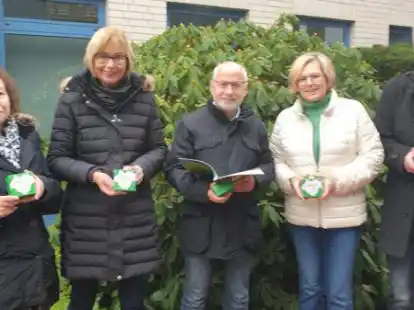 Sie geh&ouml;ren zu dem Team, das das Ammerland-Quiz entwickelte und umsetzte: die G&auml;stef&uuml;hrer Annegret Krause-Finke (von links), Karin Hasselder, Enno Cramer, Erika Windeler und Frank Bullerdiek von der Ammerland-Touristik.