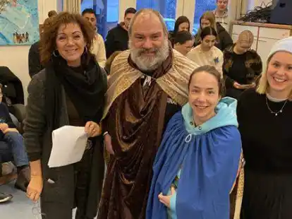 Mit den Hauptdarstellern Josef und Maria: Caritas-Seelsorgebeauftragte Irene Block und BBS-P&auml;dagogin Rieke Bahlmann (rechts) mit J&ouml;rg Behrenspoiler und Nancy Kessel.