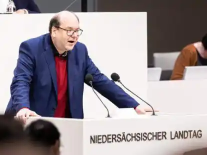 Wirbt f&uuml;r &bdquo;Niedersachsen-Geschwindigkeit&ldquo; beim Ausbau der Erneuerbaren Energien: Umweltminister Christian Meyer (Gr&uuml;ne) spricht im Nieders&auml;chsischen Landtag.