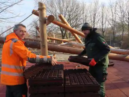 In dieser Woche waren Andreas Pesch und Jens R&ouml;pkes (v.l.) von der Firma Galabau Krummh&ouml;rn im Einsatz, um die Fallschutzmatten zu verlegen.