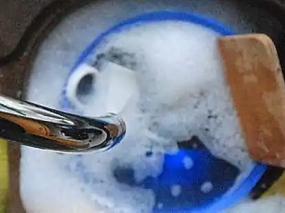 Abwasch in der Sp&uuml;le (Symbolbild): F&uuml;r das Abwasser m&uuml;ssen Aperinnen und Aper n&auml;chstes Jahr mehr bezahlen.