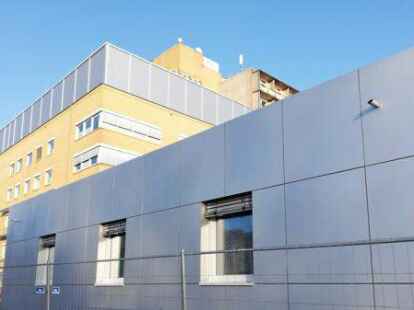 So sieht der Erweiterungsbau der Strahlentherapie von au&szlig;en aus; im Hintergrund das Hauptbettenhaus.