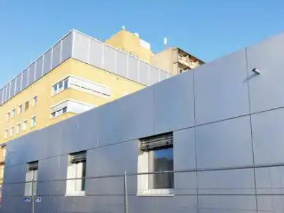 So sieht der Erweiterungsbau der Strahlentherapie von au&szlig;en aus; im Hintergrund das Hauptbettenhaus.