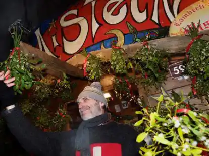 Ist eine Institution auf dem Lambertimarkt: Didi K&uuml;ker verkauft Misteln. Bei der Wahl zur sch&ouml;nsten H&uuml;tte 2022 bekam er nun die meisten Stimmen.