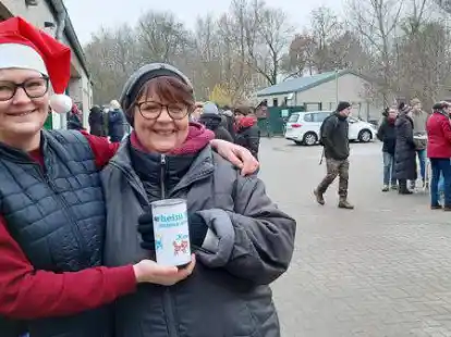 Waren super zufrieden mit dem Zulauf: Tierschutzvereinsvorsitzende Inga Richardt (links) und Gaby Herrmann, die f&uuml;r das neue Hundehaus Spenden sammelte.