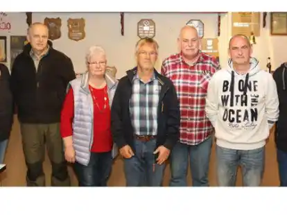 Gruppenbild mit (von links):  Tanja Bolles, Gerhard Frensel, Margret Hinrichs, Helmut Ois, J&uuml;rgen K&ouml;ster, Detlef Snakker und Petra K&ouml;ster.
