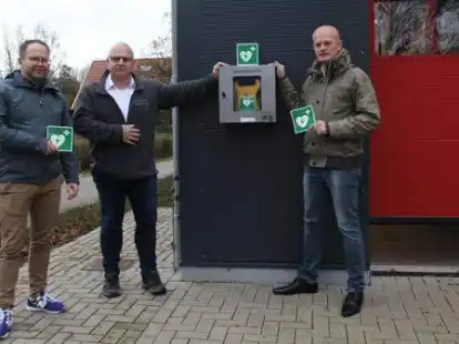 <p>Freuen sich &uuml;ber den neuen Defibrillator bei der Feuerwehr Cleverns: (von links): Phillipp K&ouml;hler, Ortsbrandmeister Feuerwehr Cleverns, Olaf Fianke, Vorsitzender Aktion gegen Herzflimmern e.V., und  Karsten Feigenbutz, Vorsitzender F&ouml;rderverein</p>