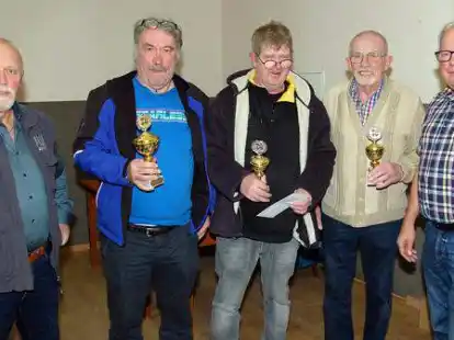 Waterkant-Vorsitzender J&uuml;rgen H&uuml;lsebusch (rechts) und Vorstandsmitglied Siegfried Richter (links) ehrten die Skatsieger Bernd Reinken, Heino Thiele und Johannes Lehmann.