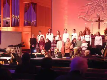 &bdquo;In der Weihnachtsb&auml;ckerei&ldquo;: der Kinderchor vor einer Lichtprojektion der Medienabteilung der Hochschule Emden-Leer in der Martin-Luther-Kirche.