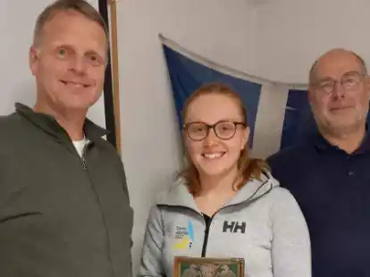 Der Fahrtenwanderpreis der Segelkameradschaft Horumersiel ging in diesem Jahr an die Segeljacht &bdquo;Westergast&ldquo; von J&ouml;rg Schleebaum. Das Boot hatte als einziges des Vereins am legend&auml;ren Skagen-Race teilgenommen. Von links: SKHS-Vorsitzender Jan Gerdes, Birte Schleebaum und Wolfram Heibeck, der viel Anerkennung f&uuml;r seinen Beitrag &uuml;ber die l&auml;ngste Ostseeregatta von Wismar bis T&ouml;re/Schweden einheimste.