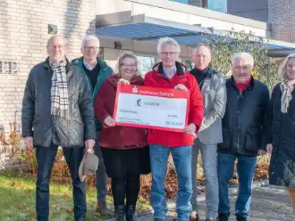 Scheck&uuml;bergabe vor dem Emder Hospiz (v.l.): Wilfried Kracke (Lions), J&ouml;rg R&uuml;ckels und Andrea Risius (beide F&ouml;rderverein Hospiz), Dr. Jan Amelsbarg (Lions/Gezeitenkonzerte), Lions-Pr&auml;sident Ihno Groeneveld, Landschaftspr&auml;sident Rico Mecklenburg und Birgit Momberger (F&ouml;rderverein Hospiz).