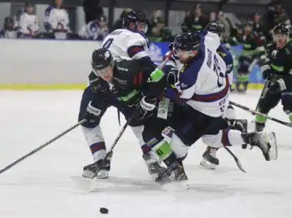 Voll zur Sache ging es im Topspiel der Eishockey-Regionalliga Nord zwischen den Salzgitter Icefighters (schwarze Trikots) und dem ECW Sande (in wei&szlig;).