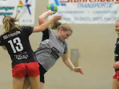 Durchsetzungsstark: Die Nordenhamerinnen (am Ball, hier im Spiel gegen Friesoythe) spielten eine starke Hinrunde.