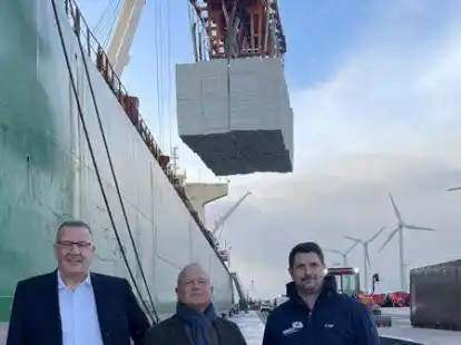 &bdquo;Alle R&auml;dchen m&uuml;ssen ineinanderfassen&ldquo;: Anker-Gesch&auml;ftsf&uuml;hrer Jan Remmers und die Prokuristen S&ouml;nke Kempe und Tilo Hoff (von links) vor einem Frachter, der am Emskai Zellstoff aus Brasilien l&ouml;scht.