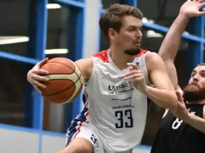 Unterlag Tabellenf&uuml;hrer SC Rasta Vechta II mit dem VfL Rastede erst in der Overtime: Hendrik Hespe (am Ball).