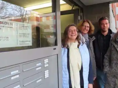 Stellten das Projekt vor (v.l.): Bettina Altstadt (Leitung Leuschnertreff), Helga Sch&uuml;ning (Gesundheitskoordinatorin der Stadt), Dirk Wilken (Masterstudent der Hochschule Emden/Leer) und Wilma Wermuth (Fachdienstleiterin Gemeinwesen).