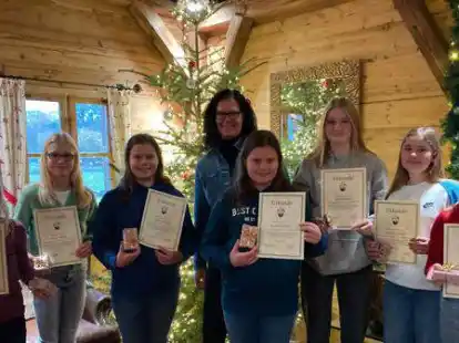 Vorsitzende Sabine Lager (Mitte, hinten) ehrte (v.l.): Amelie L&uuml;bben, Lara L&uuml;bben, Sophie Deeken, Pauline Deeken, Johanna Niemann, Katharina Kauter und Jule Mehls.