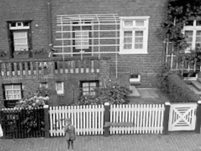 Pergola, Lattenzaun, Gartenpforte: Ein Blick in die Freiligrath-Stra&szlig;e.