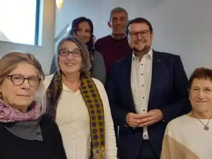 Die Spendenempf&auml;nger und der &Uuml;berbringer: Heike Schaffland, Christiane Esch, Monja Rebeschke, Paul Speich, OB Tim Kruithoff und Elfriede Wilts (von links).