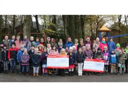 In der  Bildmitte hinten stehen Sebastian Seger (blaue Jacke), Sarah St&uuml;ven, Rafiye Genc.