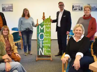 Landrat Stephan Siefken (stehend, 2.v.r.) machte sich in Oldenbrok ein Bild vom &bdquo;Moin-Treff&ldquo; f&uuml;r kriegsvertriebene Frauen und Kinder. Beim Termin dabei waren: stehend v.l.: Harm Ellinghusen (Allgemeiner Vertreter des Ovelg&ouml;nner B&uuml;rgermeisters), Alke Feise-Addicks und B&auml;rbel Wulff; sitzend v.l. Antje Hinrichs, Pastorin Renate Boltjes, Ulrike Mayer und Marga Hellwig (Vorsitzende Landfrauenverein Gro&szlig;enmeer).