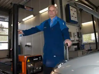 Horst Beeken leitet die T&Uuml;V-Station in Rodenkirchen.