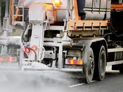 Ein Streufahrzeug bei der Arbeit. In den ostfriesischen Landkreisen konnten durch deren Einsatz Unf&auml;lle vermieden werden.