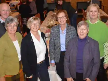 Gastredner und Festredner waren (v. l.) Hartmuth Seetzen (Vorsitzender des Kreislandvolkverbandes Friesland), Ina Janhsen (Pr&auml;sidentin vom Nieders&auml;chsischen Landfrauenverband Weser-Ems), Gastgeberin Anke Eden-J&uuml;rgens als Vorsitzende des Landfrauenvereins Hohenkirchen, Agnes Witschen (ehemalige Pr&auml;sidentin des Landfrauenverbandes Weser-Ems), Angelika Kirschner (Gemeinde Wangerland) und Berit Behrends von den Kreislandfrauen Wilhelmshaven-Friesland. Nicht mehr auf dem Bild J&uuml;rgen Walter als Vertreter der ev. Kirchengemeinde Wangerland/Hohenkirchen.