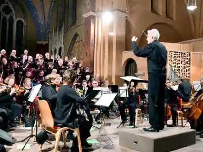 Gro&szlig;e Besetzung in der Alexanderkirche: Orchester, Kantorei und Gospelchor traten unter der Leitung von Ralf Gr&ouml;ssler beim Weihnachtskonzert auf.
