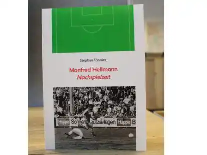 Der &bdquo;Schm&ouml;ker&ldquo; &uuml;ber Manfred Hellmann ist ab sofort im Buchhandel erh&auml;ltlich.