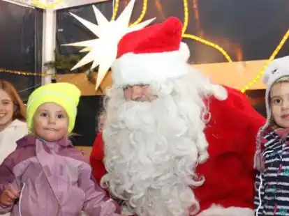 Ein Engel und ein  Weihnachtsmann fuhren durch den L&ouml;schbezirk S&uuml;dbollenhagen.