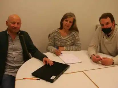 Entwirren Termine beim Kompositionswettbewerb: Christiane Abt, die federf&uuml;hrende Mitarbeiterin am Institut f&uuml;r Musik, Volker Schindel von der Uni und von &bdquo;klangpol&ldquo; (links) sowie Komponist und Jury-Mitglied Krystoffer Dreps.