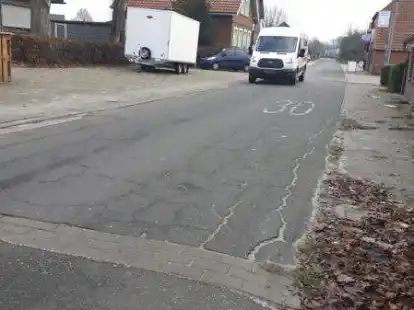 Sie ist schon seit langem in einem schlechten Zustand: die Gr&uuml;ne Stra&szlig;e in Apen. 2023 soll sie mit Geldern aus der Dorferneuerung endlich saniert werden.