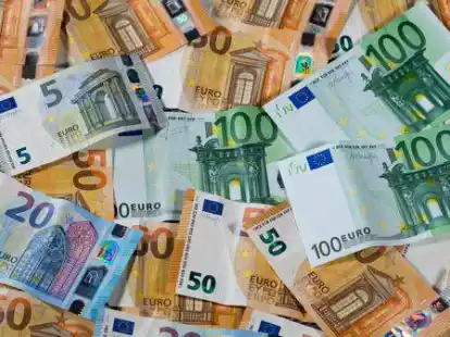 Geldscheine (Symbolbild): Mit der Finanzsituation 2023 besch&auml;ftigte sich jetzt der Aper Gemeinderat.