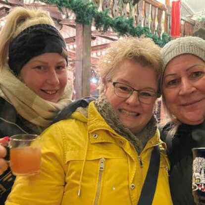 Genossen auf dem Weihnachtmark in Sande bei kalten Temperaturen den heißen Glühwein: (von links) Romina Endert, Ilka Seehausen und Tanja Lubitz