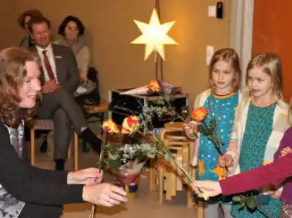 Rosen zum Abschied: Kerstin Kreikenbohm (links) bekam von den Kindern bei der Verabschiedungsfeier in der Kita Aschhausen auch Blumen &uuml;berreicht.