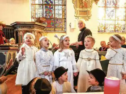 Kinder in Aktion: Wie hier im Jahr 2018 singen in der Osternburger Dreifaltigkeitskirche die verschiedenen Kinderch&ouml;re unter der Leitung von Insa Meier (im Hintergrund).