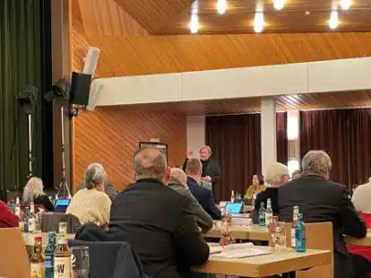 Die Ratssitzung der Stadt Schortens wurde live gestreamt, daher eine ungewohnte Sitzordnung und Rednerpult - an dem Axel Homfeldt (CDU) gerade den Haushalt kommentiert.