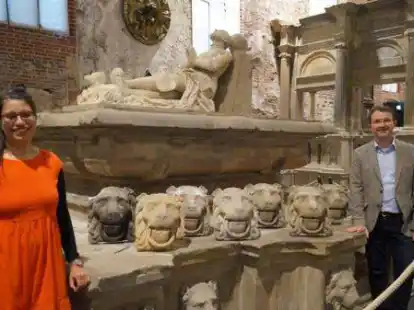 Das Ostfriesische Landesmuseum Emden hat f&uuml;nf L&ouml;wenk&ouml;pfe zur&uuml;ckgegeben. Bei der &Uuml;bergabe: Gregor Strelow (1820dieKUNST), Museumsdirektorin Jasmin Alley, der wissenschaftliche Vorstand der Bibliothek, Professor Dr. Kestutis Daugirdas, und Kurator Dr. Klaas-Dieter Vo&szlig;.